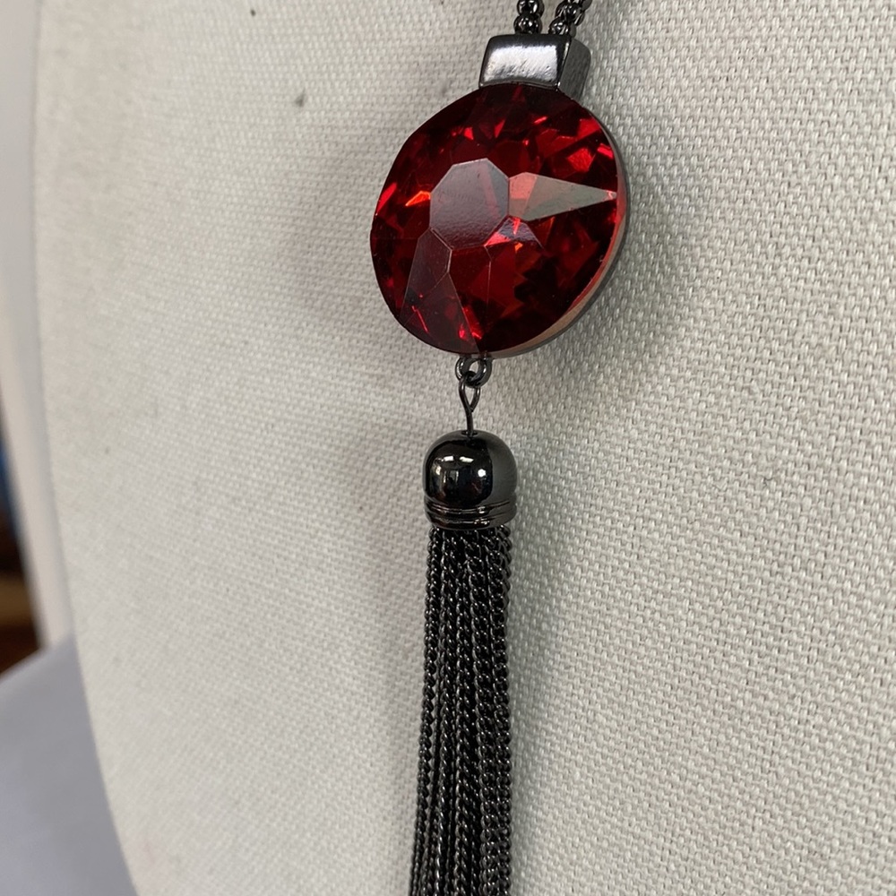 Long medallion style red rhinestone necklace - Picture 5 of 7
